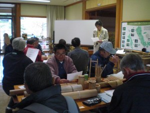 人工林について説明、関心が高く質問も多かった。