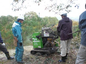 チッパーによる枝葉の粉砕（粉砕したものはペレットや堆肥になります）