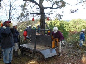 揚げ荷専用の簡易策動（林内作業者を利用）